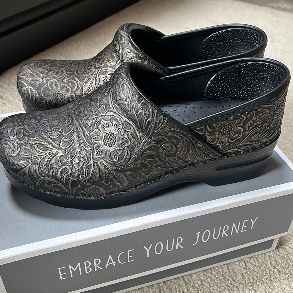 DANSKO ANTIQUE CLOGS